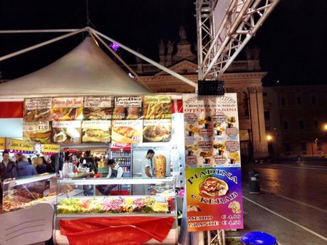 Scempio dei mercatini di Natale. Ecco 11 immagini da Piazza San Giovanni in Laterano. Paccottiglia e kebab a umiliare il sagrato della Cattedrale di Roma e del Mondo