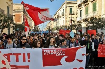 Siracusa: presenza massiccia in strada per lo sciopero generale contro le manovre del governo Renzi 12-12-2014.CGIL E UIL SIRACUSA.SCIOPERO GENERALE NAZIONALE 091 (1490x990)