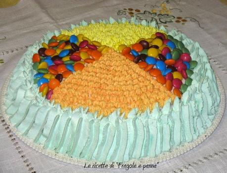 Torta bicolore con Smarties e ciuffetti di panna