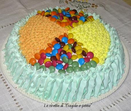 Torta bicolore con Smarties e ciuffetti di panna