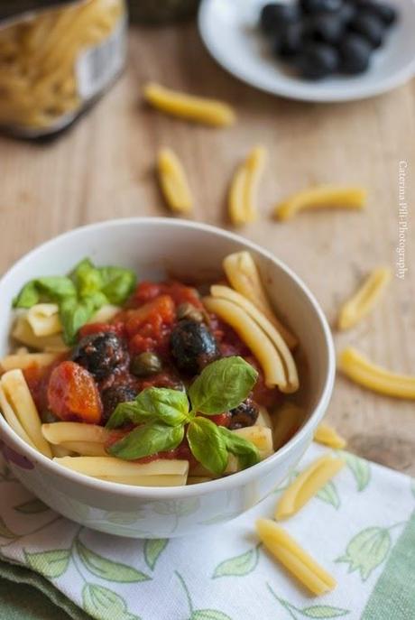 Caserecce con pomodoro ,olive,capperi e basilico