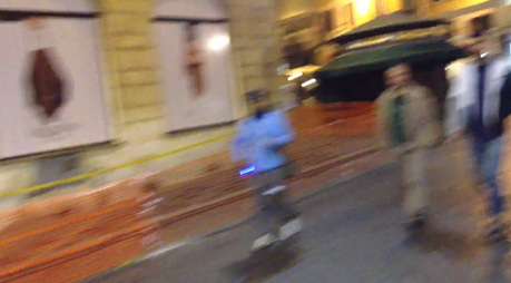 Giocate con noi. Quanti abusivi riuscite a vedere in questo video su Piazza di Spagna. Con sorpresa finale Giocate con noi. Quanti abusivi riuscite a vedere in questo video su Piazza di Spagna. Con sorpresa finale