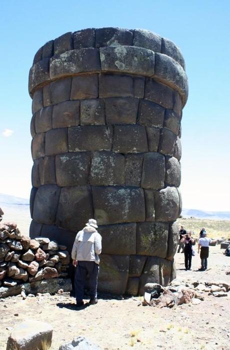 Perù: alla scoperta delle misteriose torri “Chullpa”, che sembrano emanare magiche energie