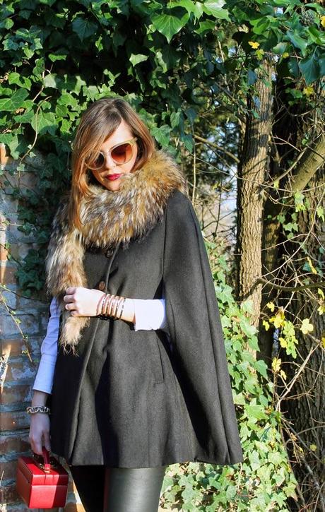 Outfit: Una mantellina in pieno stile Cappuccetto Rosso