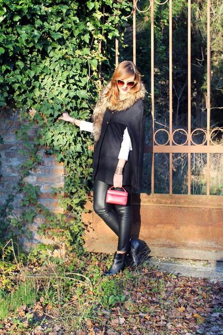 Outfit: Una mantellina in pieno stile Cappuccetto Rosso