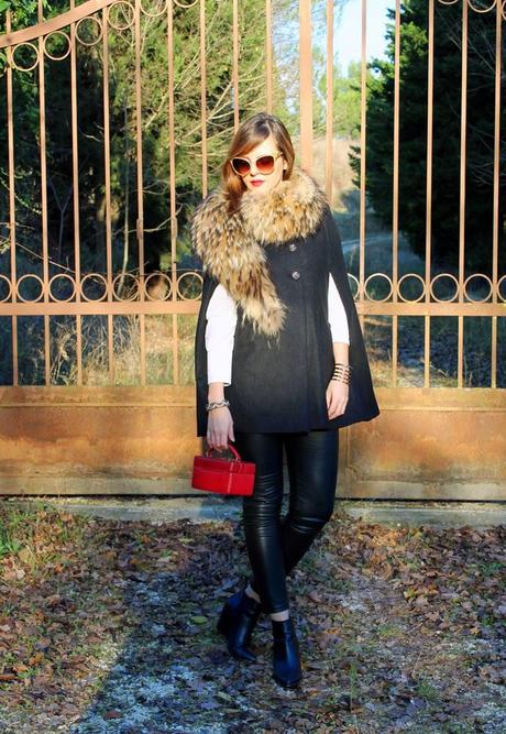 Outfit: Una mantellina in pieno stile Cappuccetto Rosso