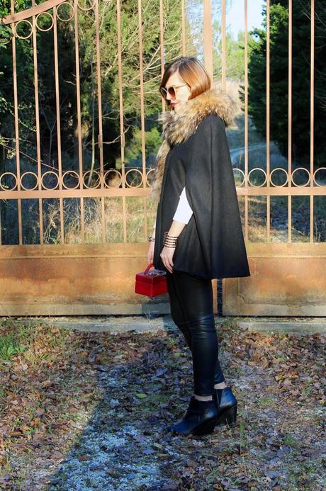 Outfit: Una mantellina in pieno stile Cappuccetto Rosso