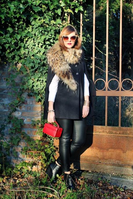 Outfit: Una mantellina in pieno stile Cappuccetto Rosso