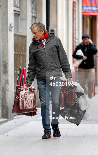 Viggo Mortensen con le buste della spesa, a Madrid