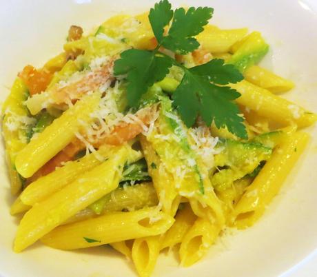 penne gialle con zucchine e speck