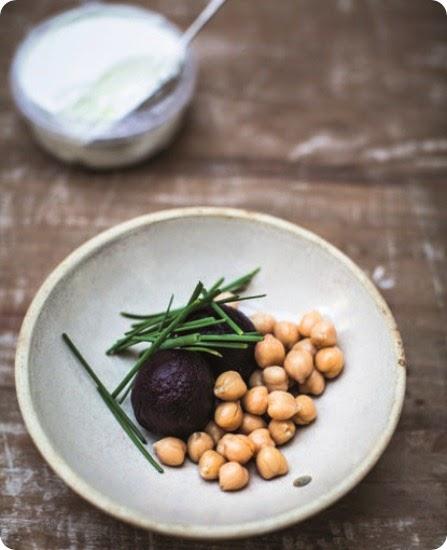 Barbabietola arrosto con ceci ed erba cipollina Barbabietola arrosto con ceci ed erba cipollina