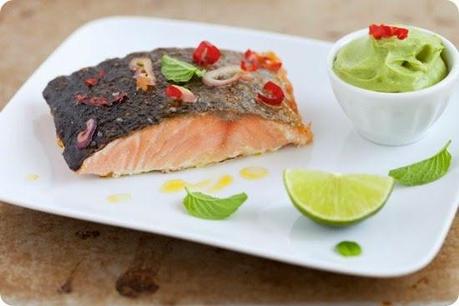 Filetto di salmone alla griglia con peperoncini e purè di avocado Filetto di salmone alla griglia con peperoncini e purè di avocado