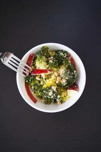 Broccoli e mele con crema di mandorle e limone Broccoli e mele con crema di mandorle e limone