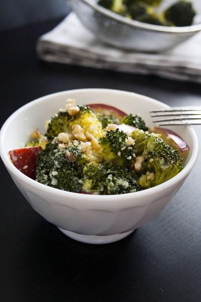 Broccoli e mele con crema di mandorle e limone Broccoli e mele con crema di mandorle e limone