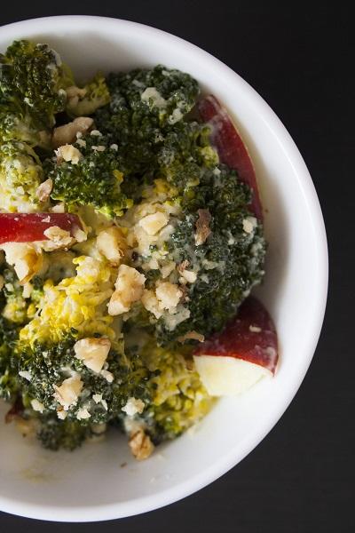 Broccoli e mele con crema di mandorle e limone Broccoli e mele con crema di mandorle e limone