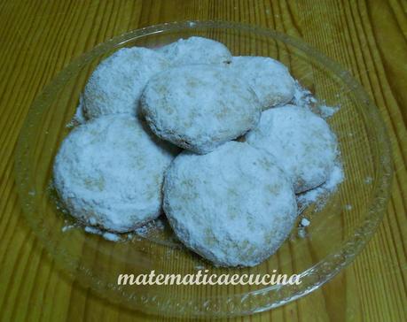 Kourabiedes- Biscotti Natalizi Greci ricoperti di zucchero a velo
