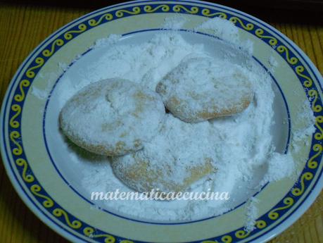 Kourabiedes- Biscotti Natalizi Greci ricoperti di zucchero a velo