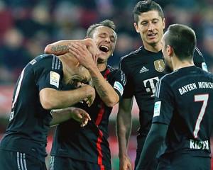 Il Bayern festeggia Robben dopo un gol all'Augusta