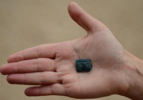 Braccialetto di vetro con la menorah trovato in Israele