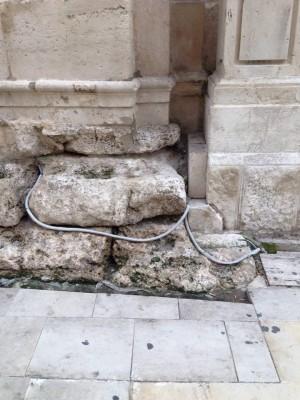 Siracusa: colonna millenaria perforata per far passare un filo elettrico, la segnalazione di un lettore filo-tempio-athena