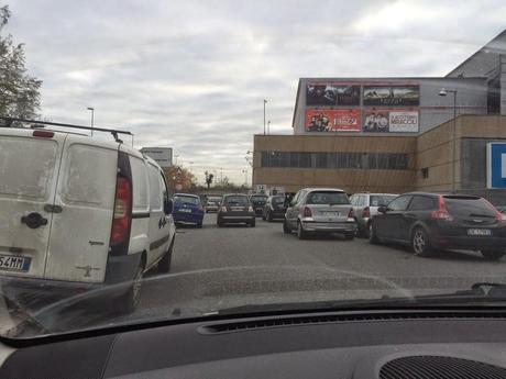 Dentro al centro commerciale centinaia di posti liberi gratuiti, fuori
traffico bloccato per la sosta selvaggia. La vigilia di Natale a Porta
di Roma