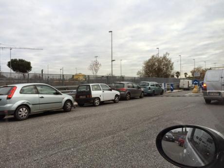 Dentro al centro commerciale centinaia di posti liberi gratuiti, fuori
traffico bloccato per la sosta selvaggia. La vigilia di Natale a Porta
di Roma