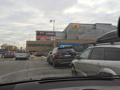 Dentro al centro commerciale centinaia di posti liberi gratuiti, fuori
traffico bloccato per la sosta selvaggia. La vigilia di Natale a Porta
di Roma