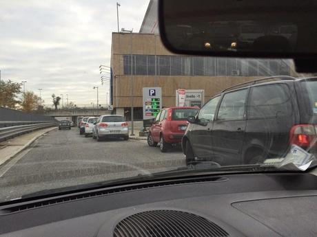 Dentro al centro commerciale centinaia di posti liberi gratuiti, fuori
traffico bloccato per la sosta selvaggia. La vigilia di Natale a Porta
di Roma