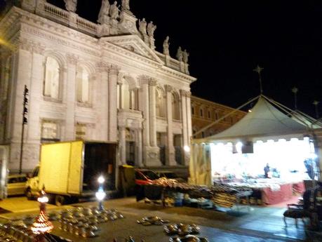 Il disgustoso mercatino di Natale di fronte a San Giovanni? In realtà è la Festa di Forza Italia. Una storia incredibile di squallore, degrado, presa in giro