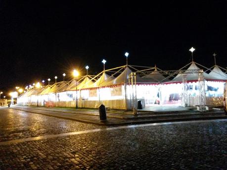 Il disgustoso mercatino di Natale di fronte a San Giovanni? In realtà è la Festa di Forza Italia. Una storia incredibile di squallore, degrado, presa in giro