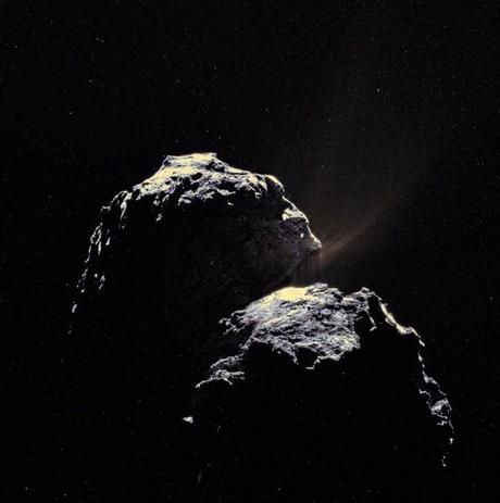 Cometa 67P/Churyumov-Gerasimenko, 4 novembre 2014. Crediti: ESA/Rosetta/NAVCAM, CC BY-SA IGO 3.0 - Processing: 2di7 & titanio44, CC BY-SA IGO 3.0.