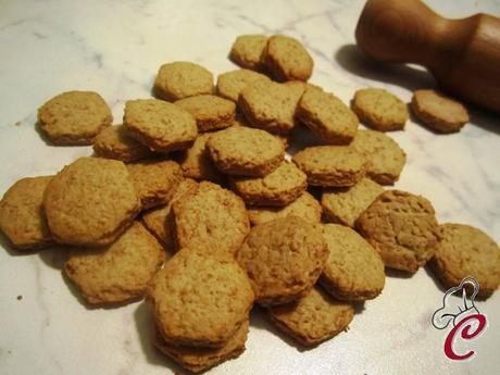 Tartufini di tofu e cioccolato bianco su biscotto integrale e salsa d'arancia: le coccole dell'anima