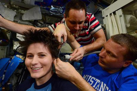 Samantha Cristoforetti e gli astronauti petineuse: taglio di capelli nello spazio