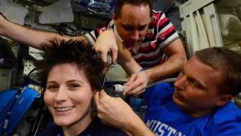 Samantha Cristoforetti e gli astronauti petineuse: taglio di capelli nello spazio