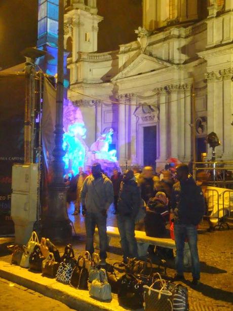 FOLLIA TRASH A ROMA: VIA DEL CORSO UMILIATA, TRASFORMATA IN UN VOLGARE E PACCHIANISSIMO VIDEOGAME, A PIAZZA NAVONA NIENTE PIU' PRESEPI, SOLO STAND DA LUNA PARK E TRIPUDIO DI VENDITORI ABUSIVI