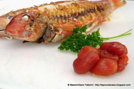 Il pesce alla griglia: triglie di scoglio con erba limoncina e pelatini saltai prezzemolo, porto e aceto di lamponi