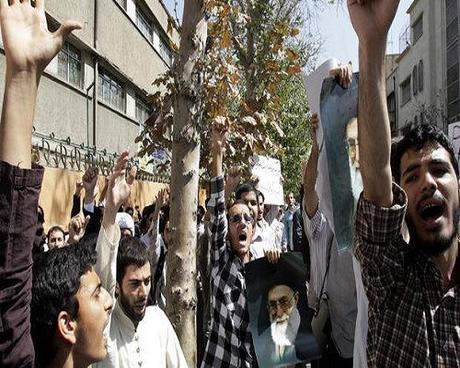 Studenti estremisti attaccano l'Occidente, inneggiando Khamenei