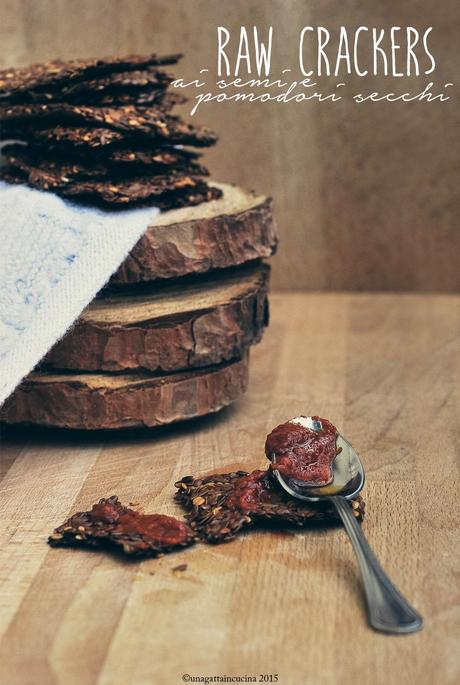 Raw crackers ai semi di lino e pomodori secchi | Raw flaxseed crackers with dried tomatoes