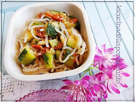 Spaghetti di shirataki con pomodorini ciliegini e zucchine scure, con zero carboidrati / Shirataki noodles with cherry tomatoes and zucchini dark, with zero carbohydrates