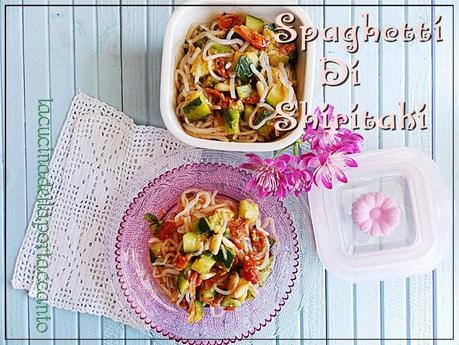 Spaghetti di shirataki con pomodorini ciliegini e zucchine scure, con zero carboidrati / Shirataki noodles with cherry tomatoes and zucchini dark, with zero carbohydrates
