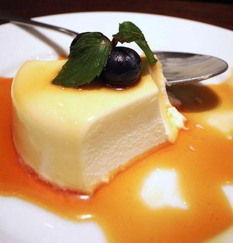 Panna_cotta_with_cream_and_berry
