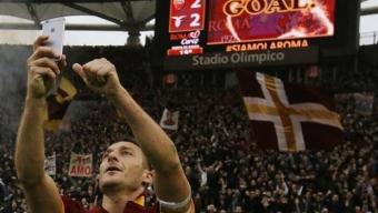 Francesco Totti record: doppietta nel derby e selfie in campo – il video