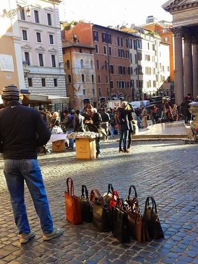 DI GIORNO O DI NOTTE FA POCA DIFFERENZA: IL PANTHEON E' ORMAI DI PROPRIETA' DELLA MALAVITA ORGANIZZATA E DEL RACKET DEGLI ABUSIVI! UNA FIGURA DI MERDA COLOSSALE, SOTTO GLI OCCHI DEI TURISTI INCREDULI!