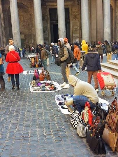 DI GIORNO O DI NOTTE FA POCA DIFFERENZA: IL PANTHEON E' ORMAI DI PROPRIETA' DELLA MALAVITA ORGANIZZATA E DEL RACKET DEGLI ABUSIVI! UNA FIGURA DI MERDA COLOSSALE, SOTTO GLI OCCHI DEI TURISTI INCREDULI!