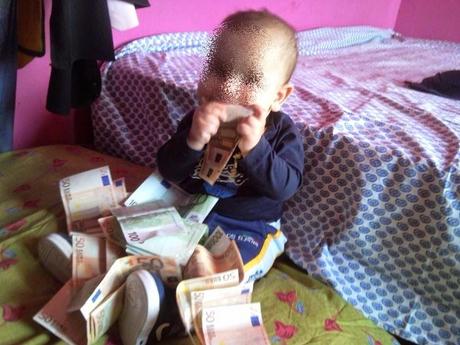 Il neonato che fa il bagno nelle banconote e le piantagioni di cannabis. Questo succede nei campi nomadi di Roma. Impuniti a tal punto che pubblicano tranquillamente su Facebook
