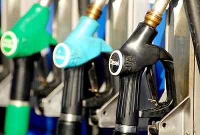 Prezzi dei carburanti ancora in calo, ribassi record al self