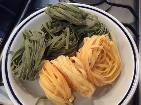 TAGLIATELLE BICOLORE CON BROCCOLETTI TONNO E PINOLI 2015/01/img_2322.jpg