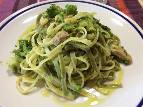 TAGLIATELLE BICOLORE CON BROCCOLETTI TONNO E PINOLI 2015/01/img_2325.jpg