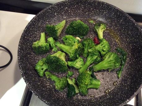TAGLIATELLE BICOLORE CON BROCCOLETTI TONNO E PINOLI 2015/01/img_2318.jpg