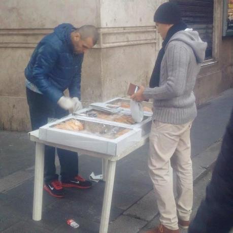 BENVENUTI AD ABUSILANDIA, LA PRIMA CITTA' AL MONDO REGALATA ALL'ESERCITO DEI VENDITORI ABUSIVI! DAL CORNETTARO DI VIA FRATTINA AI VENDITORI DI PATACCHE DEI FORI E PIAZZA NAVONA, DELIRIO E FOLLIA!